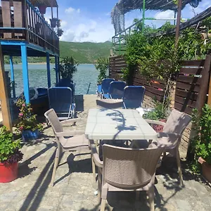 Erda Lakeside Couette-café